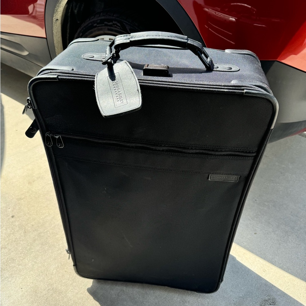 Briggs and Riley Large Upright suitcase roller black 26x18x9